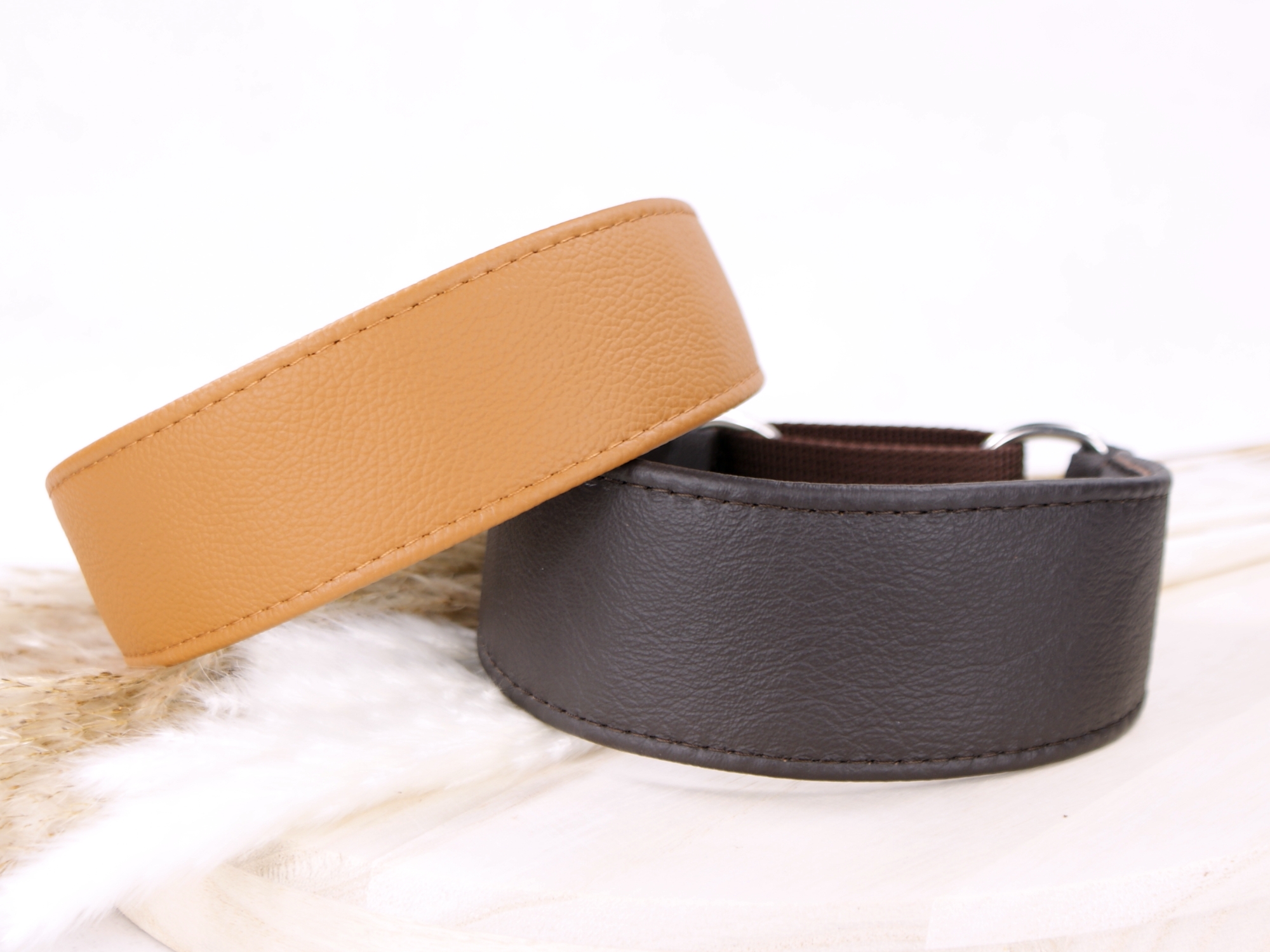 Martingale collar made of leather